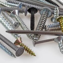 tornillos y clavos